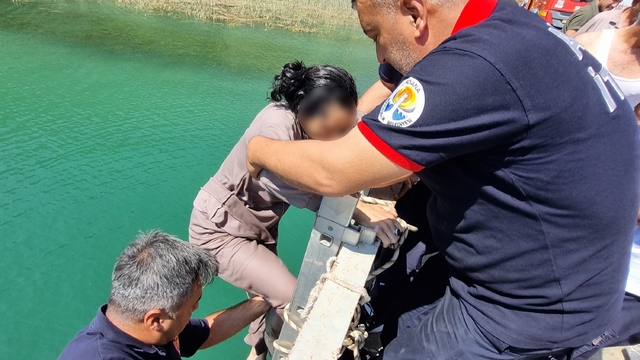 Adana'da köprüden düşen kadın itfaiye ekiplerince kurtarıldı
