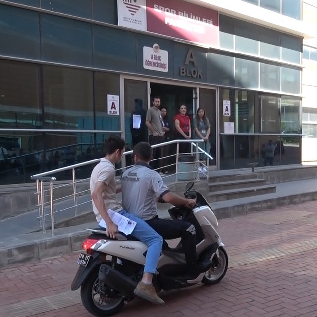 YKS'ye saniyeler kala yetişti: Güvenlik görevlisi motosikletiyle sınava ula...
