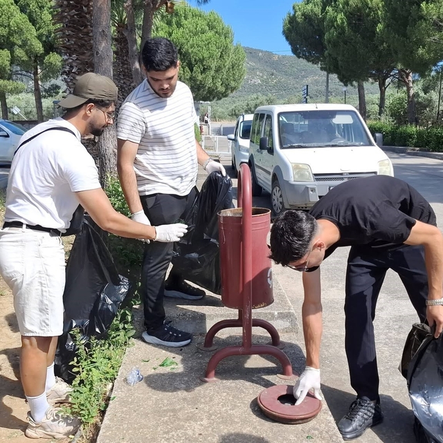 Edremit MYO öğrencilerinden çevre temizliği
Sürdürülebilir gelecek için top...