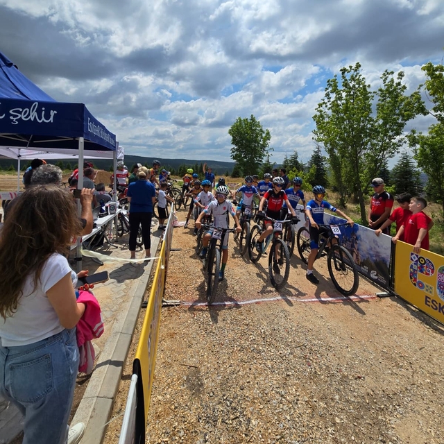 Pedal sporcuları Eskişehir'de podyum için yarıştı
Eskişehir'de pedal yarışı...