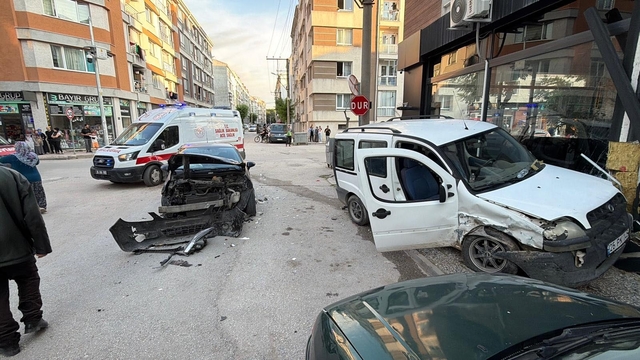 İş yeri duvarına çarpan hafif ticari araçtaki 2 kişi yaralandı