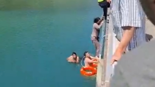 Köprüden göle düşen kadın kurtarıldı