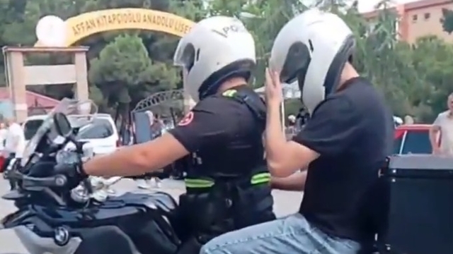Sınava geç kalan öğrencilerin yardımına polis yetişti