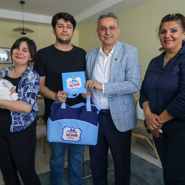 İlkadım'da doğan 555'inci bebeğin ilk hediyesi Başkan Kurnaz'dan