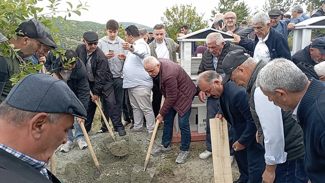 Rıza Çalımbay'ın annesi son yolculuğuna uğurlandı