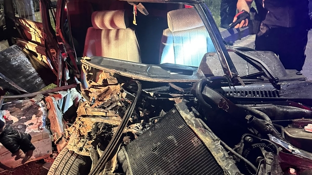 Otomobil, park halindeki araçlara çarptı; 2'si ağır 3 yaralı