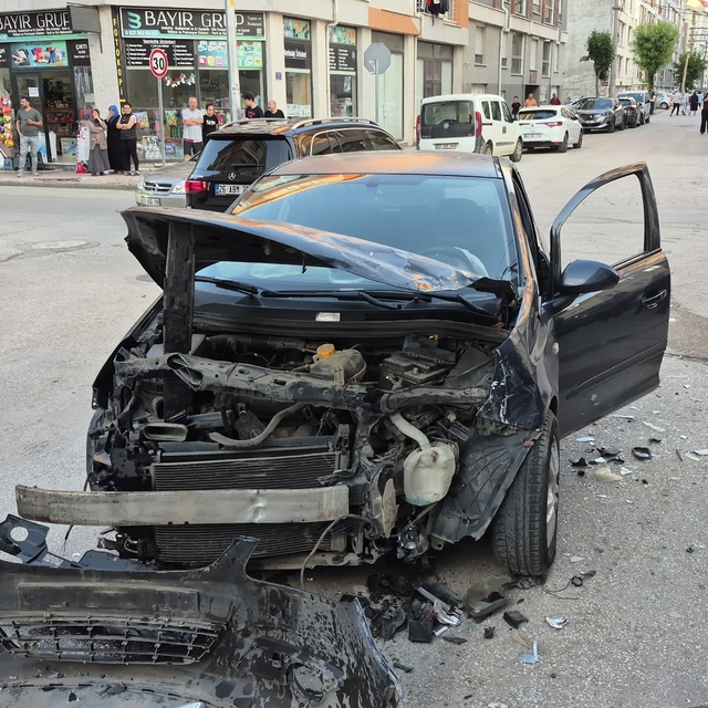 Eskişehir'de kavşakta 2 araç çarpıştı: 2 yaralı
Kazaya karışan hafif ticari...