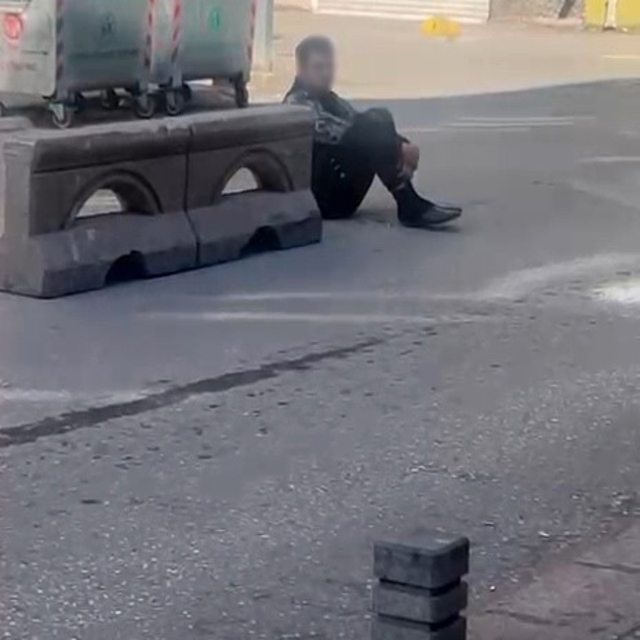 Sokak ortasında hareketsiz duran şahıs tedirginliğe yol açtı