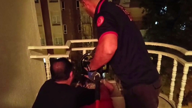 Batman'da balkon korkuluklarına kafası sıkışan küçük kızı itfaiye kurtardı