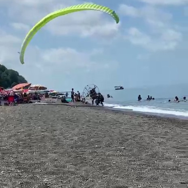 Plajda kontrolden çıkan motorlu paraşüt kalabalığa daldı: 3 yaralı
Sahilde...