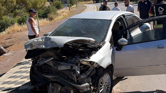Ayvalık'ta trafik kazası: Araçta sıkışan sürücü kurtarıldı