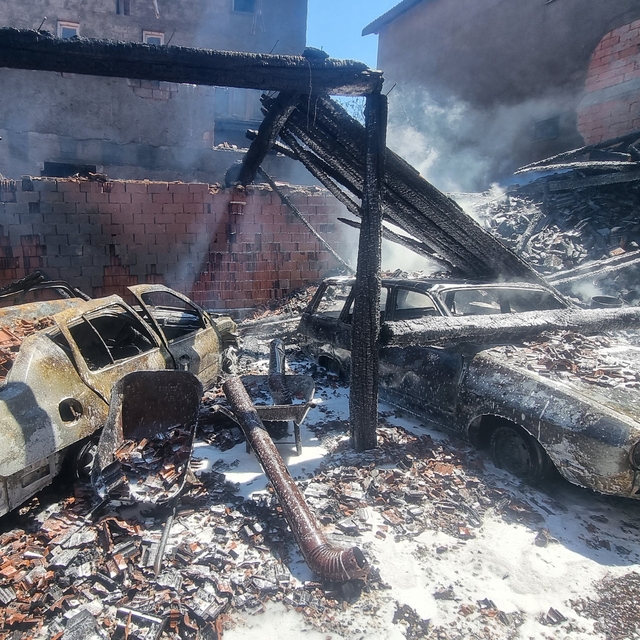 Kütahya'da korkutan yangın: 3 ev hasar gördü, 2 araç küle döndü