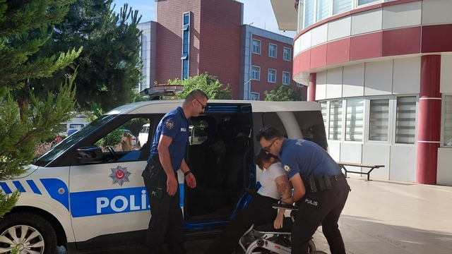 Aydın polisinden YKS'ye giren engelli öğrenciye anlamlı destek
Engelli öğrenciyi evinden alarak sınava yetiştirdiler
