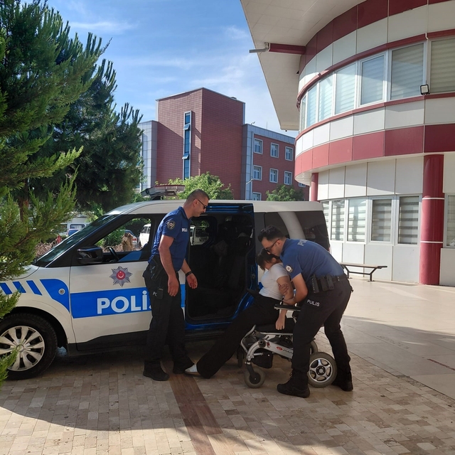 Aydın polisinden YKS'ye giren engelli öğrenciye anlamlı destek
Engelli öğre...