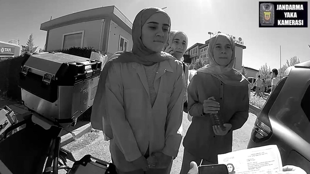 Jandarma, ikiz kardeşler ile bir öğrenciyi motosiklet ile sınava yetiştirdi