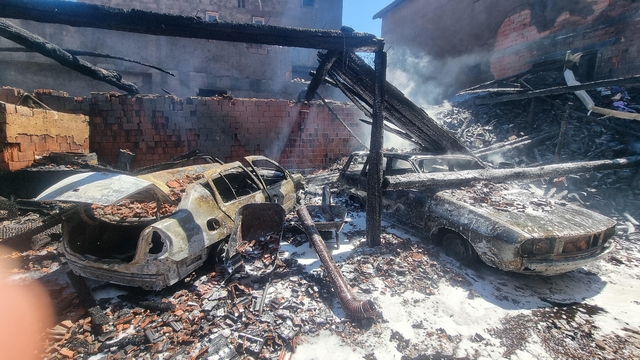 Kütahya'da yangın; 3 ev kısmen, 2 araç tamamen yandı