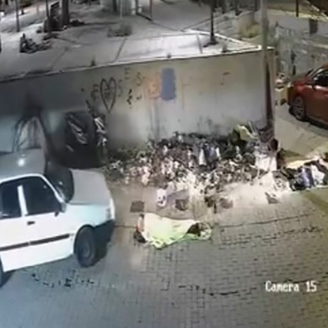 Kaldırımda uyuyanı fark etmedi, üzerinden otomobille geçti: O anlar kamerad...