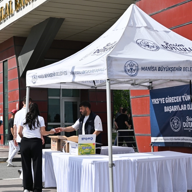 Manisa Büyükşehir'den YKS adaylarına su ve limonata ikramı