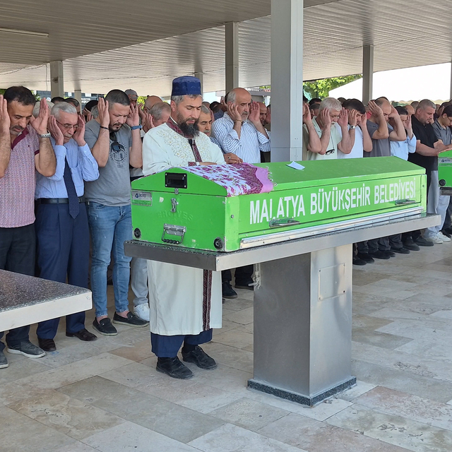 Malatya'da öldürülen anne-kız toprağa verildi
