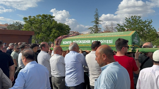 Tur midibüsünün devrildiği kazada ölenler, Konya'da toprağa veriliyor (2)