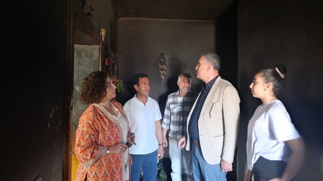 Ağrı Valisi Önder Bozkurt'tan yangında zarar gören aileye destek