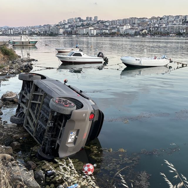 Samsun'da elektrikli araç limandaki kayalıklara devrildi