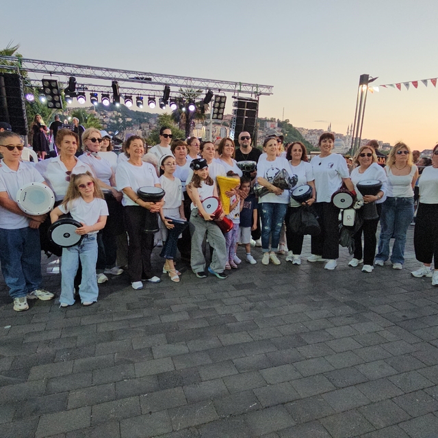 Zonguldaklı kadınlardan kurtuluş yıl dönümünde darbuka şov