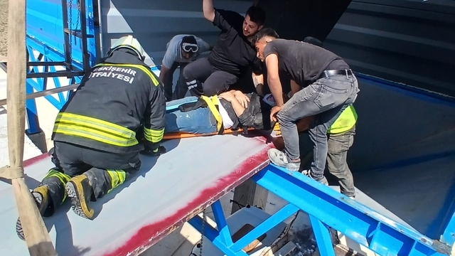 Taş kırma kuyusuna düşen 2 işçiyi itfaiyeciler kurtardı