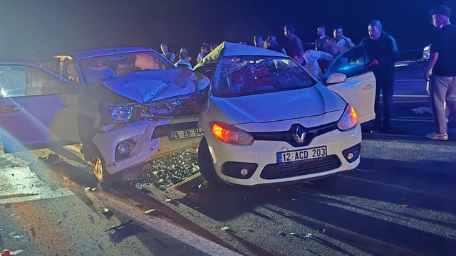 Bingöl'de  otomobil ile pikap çarpıştı: 1'i ağır 3 yaralı