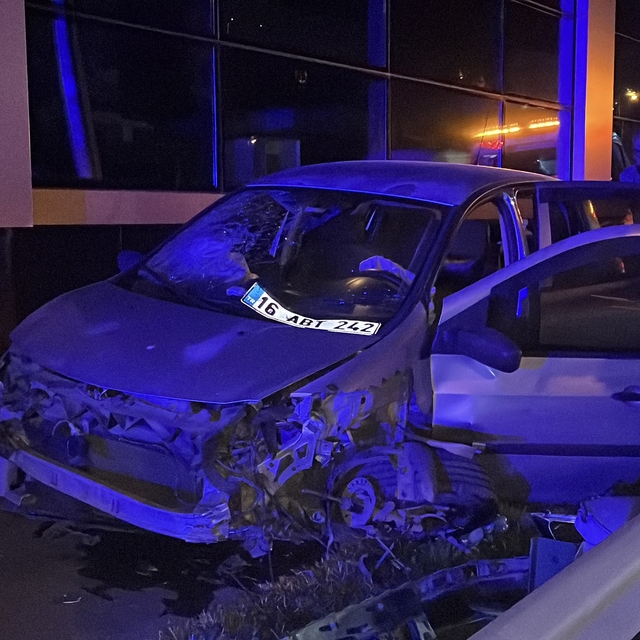 7 saatlik sürüş sonrası uyuyan sürücü kaza yaptı: 2 yaralı