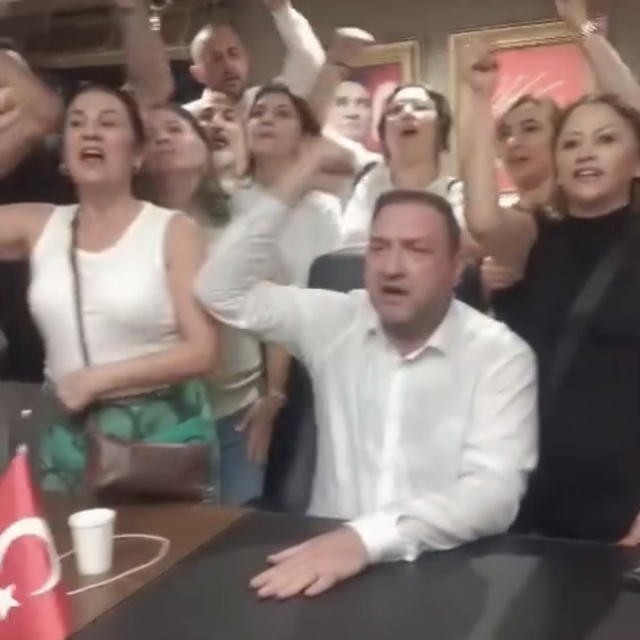 CHP İzmir'de olaylı gece: Gümrükçü il binasına girdi, taraflar arasında arb...