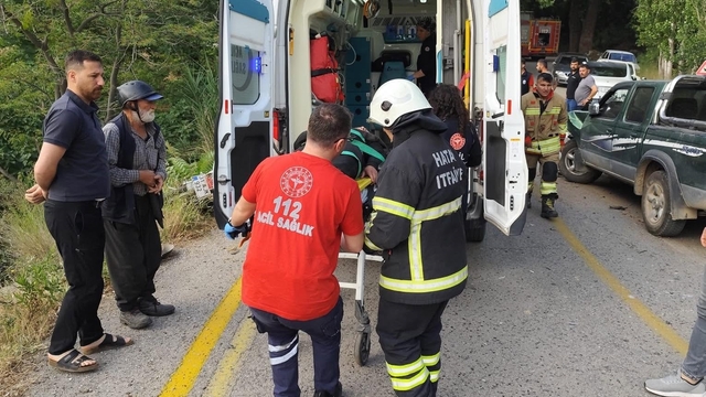 Belen'de pikapla çarpışan motosikletin sürücüsü şarampole yuvarlandı