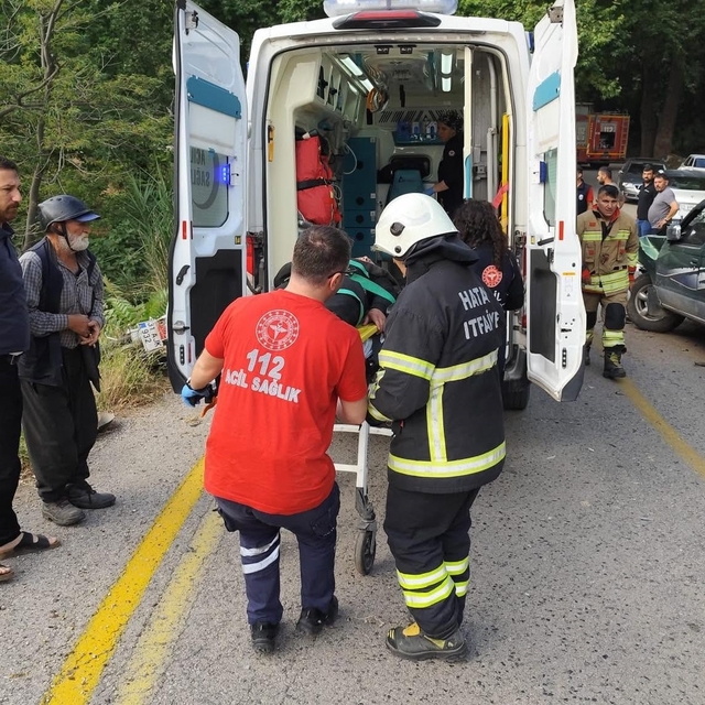Belen'de pikapla çarpışan motosikletin sürücüsü şarampole yuvarlandı