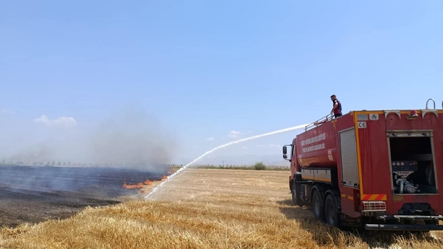 Kırıkhan'da anız yangını yaşandı