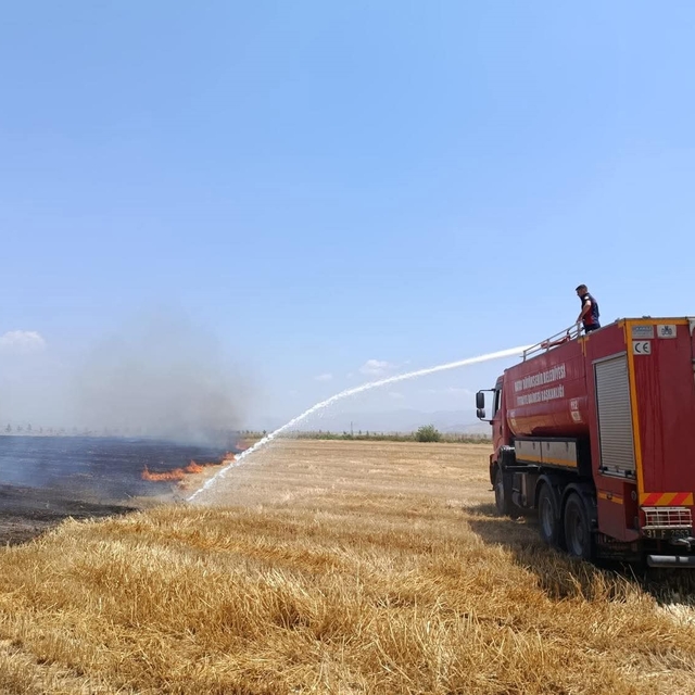 Kırıkhan'da anız yangını yaşandı
