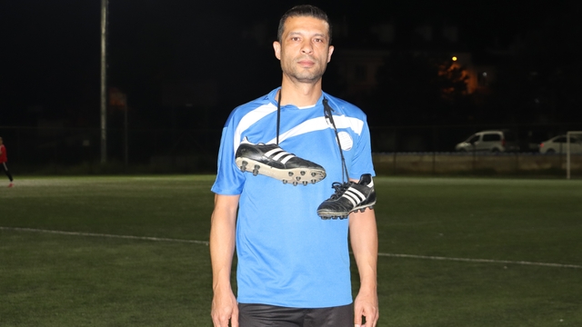 Eskişehir'in en yaşlı amatör futbolcusu 39 yıllık kariyerine veda etti
46 yaşındaki '10 numara' Metin Sai Eres jübilesini yaptı, şimdi tecrübelerini gençlere aktaracak
Koyu taraftarı olduğu Eskişehirspor'a rakip olmamak için BAL Ligi'nden gelen teklifi reddetmiş
Metin Sai Eres:
"Yetenek kapıdan içeri sokar, karakter kalıcı yapar"