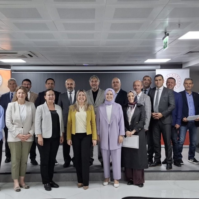 Kütahya'da Eğitim Kurumları Yönetici Yetiştirme Programı tamamlandı