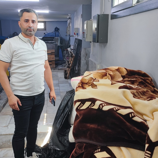 Battaniyenin içinden çıkan para ve cüzdanları teslim etti, yaşlı kadın poşe...