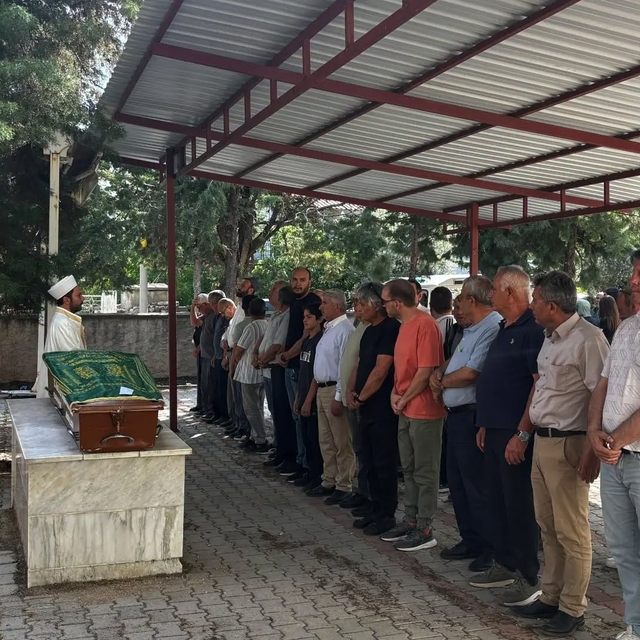Gazeteci Sözeri'nin annesi son yolcuğuna uğurlandı