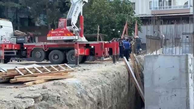 Kamyondan dökülen hafriyatın altında kalan 2 işçi yaralandı