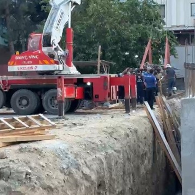 Kamyondan dökülen hafriyatın altında kalan 2 işçi yaralandı