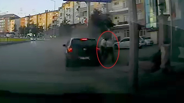 Otomobilin altında kalmaktan son anda kurtuldular