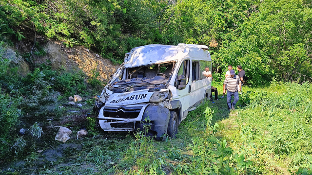 Minibüs şarampole yuvarlandı: 8 yaralı
