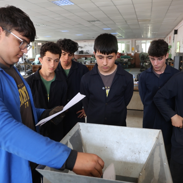 Meslek lisesi öğrencilerinden sıfır atık hamlesi
Öğrenciler atıkları kendi...