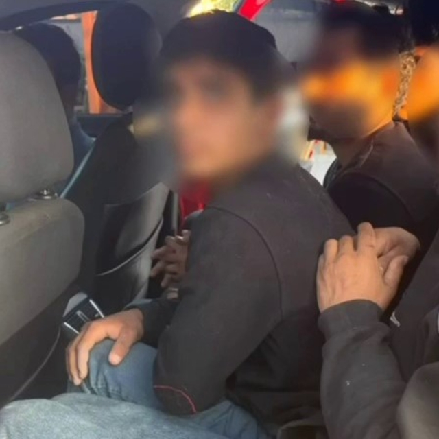 Taksiyle göçmen kaçıran insan tacirleri polisten kaçamadılar