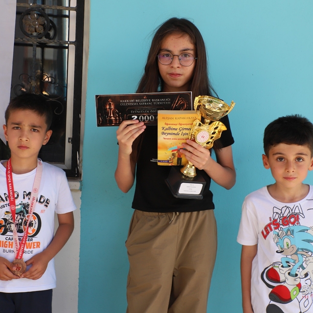 Hakkâri'de 120 sporcunun katıldığı satranç turnuvası sona erdi