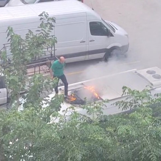 Park halindeki aracın tavanında çıkan yangına vatandaşlar müdahale etti