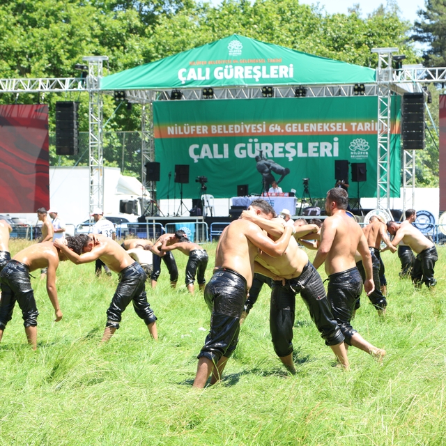 64. Geleneksel Çalı Güreşleri'nde başpehlivan Erkan Taş, güreş ağası Mustaf...