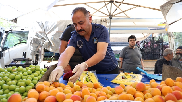 Tezgahtaki teraziyle zabıtanınki uydu, esnaf güvende tam not aldı
Sivas'ta zabıta ekipleri semt pazarlarında denetimlerini aralıksız sürdürürken, pazar çıkışına kurdukları terazi ile müşterilerin satın aldıkları ürünleri ikinci kez tarttı, pazarcı esnafı gramaj açısından tam not aldı