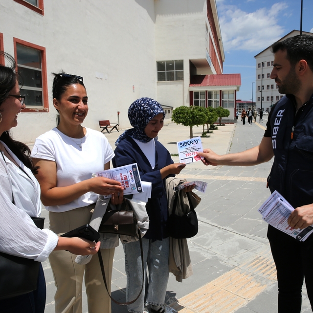 Bitlis'te çocuklar ve gençler siber risklere karşı bilinçlendiriliyor
